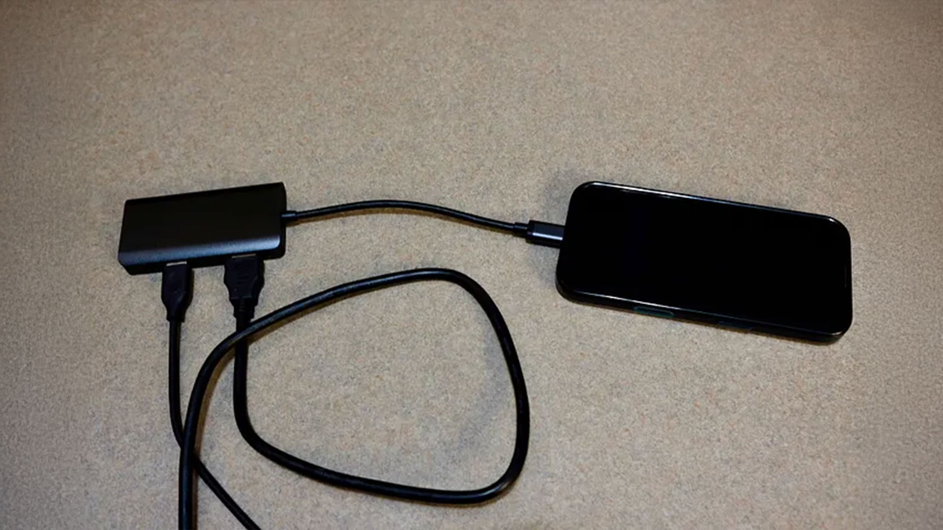 iPhone 16 cable connections