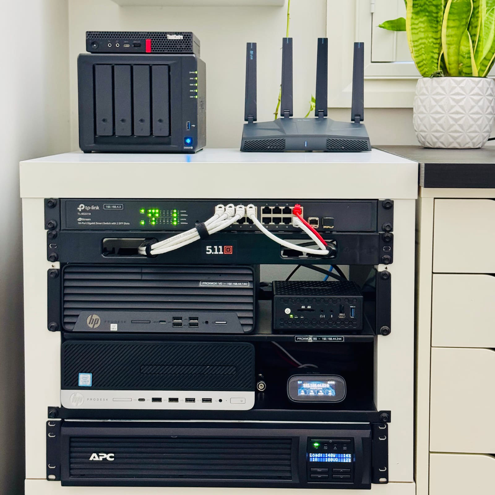 The Comet Pro permanently connected to my PROXMOX VE Baremetal server.