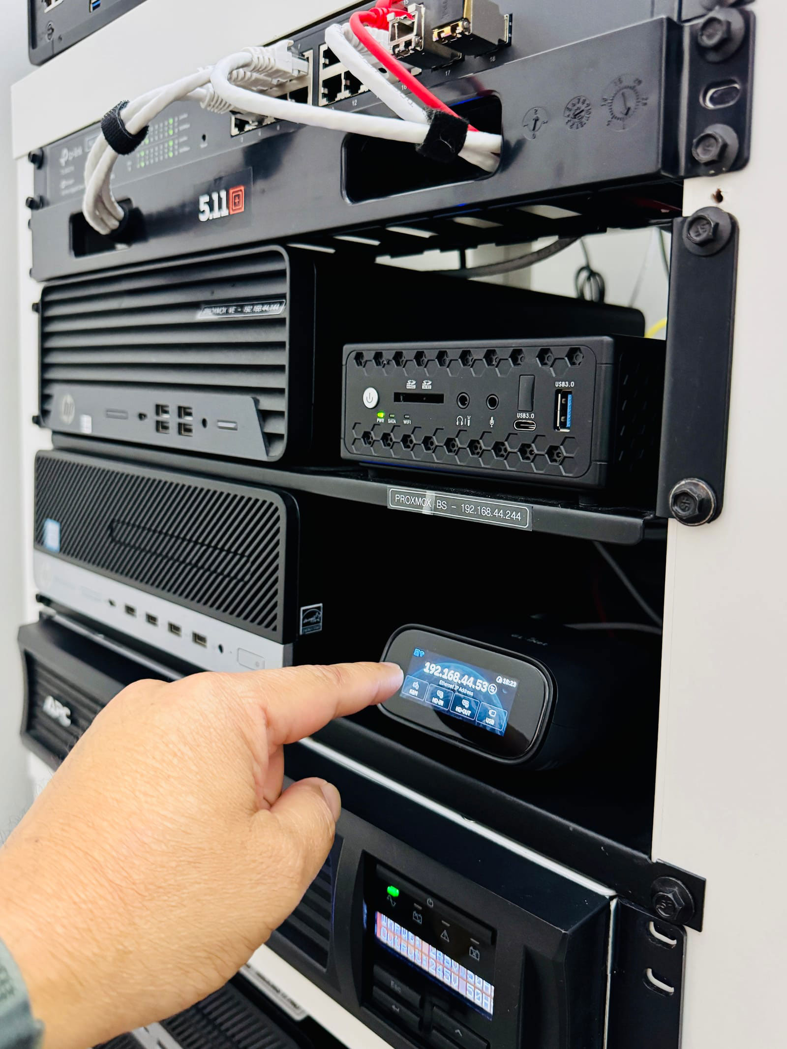 Touchscreen LCD screen