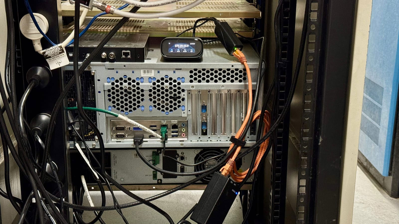 The GL.iNet Comet Pro (GL-RM10) at work. A custom-built 4U Media Server on an offsite location with no IPMI, iDrac or iLO support.