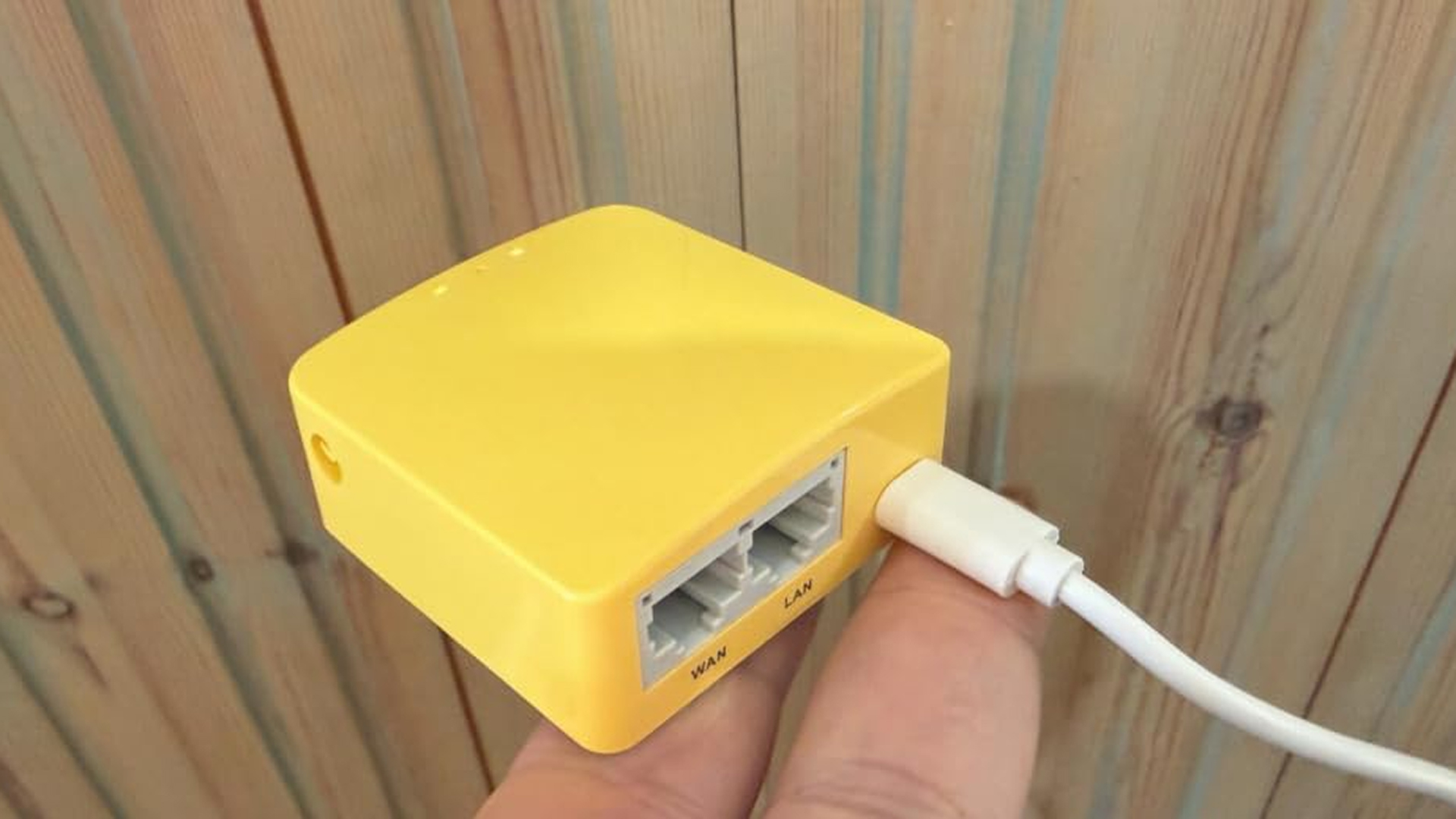 Mango 2 travel router in use